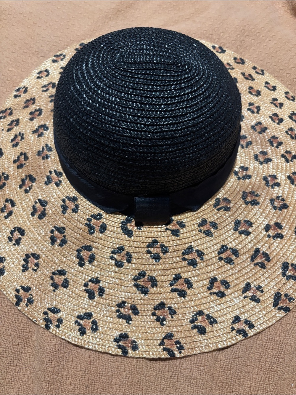 Liz Claiborne Black Crown Leopard-Print Straw Sun Hat - Picture 1 of 6